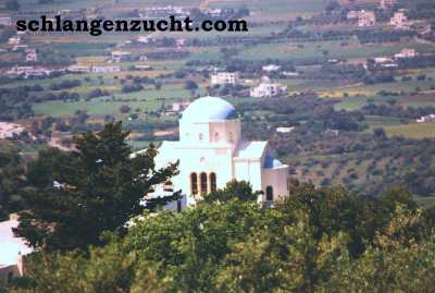 Mit Blick von Zia auf die Marienkirche von Lagoudi